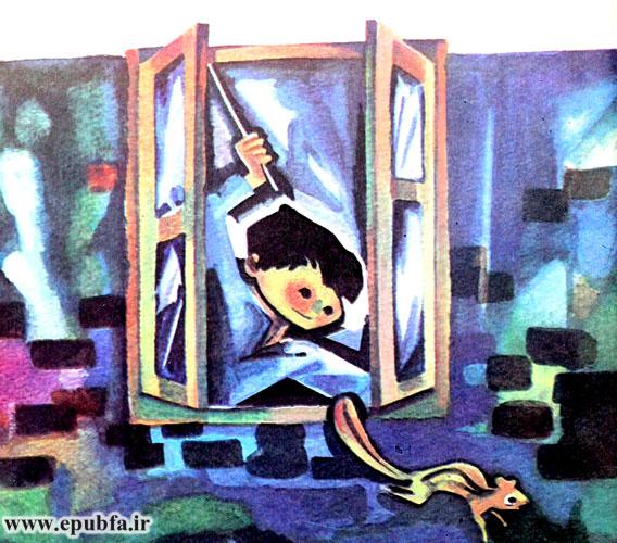 راوی، خشمگین بهطرف پنجره دوید؛ اما سنجابِ مادر بهسرعت در تاریکی ناپدید شد